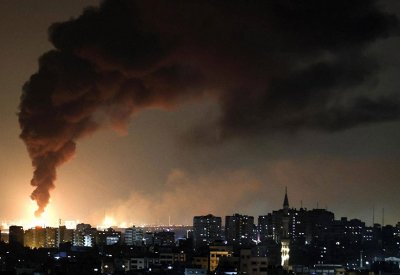 غارات إسرائيلية تدمر مبنى من عدة طوابق في غزة