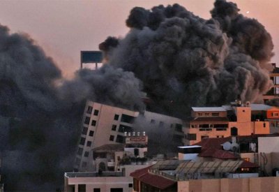إسرائيل تدمر مقر الشرطة الرئيسي بغزة.. وتقتل فلسطينيا بالضفة
