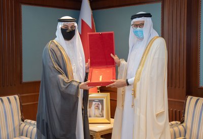 وزير الخارجية يستقبل الدكتور الشيخ محمد بن حمد ويتسلم نسخة من أطروحة الدكتوراه التي حصل عليها