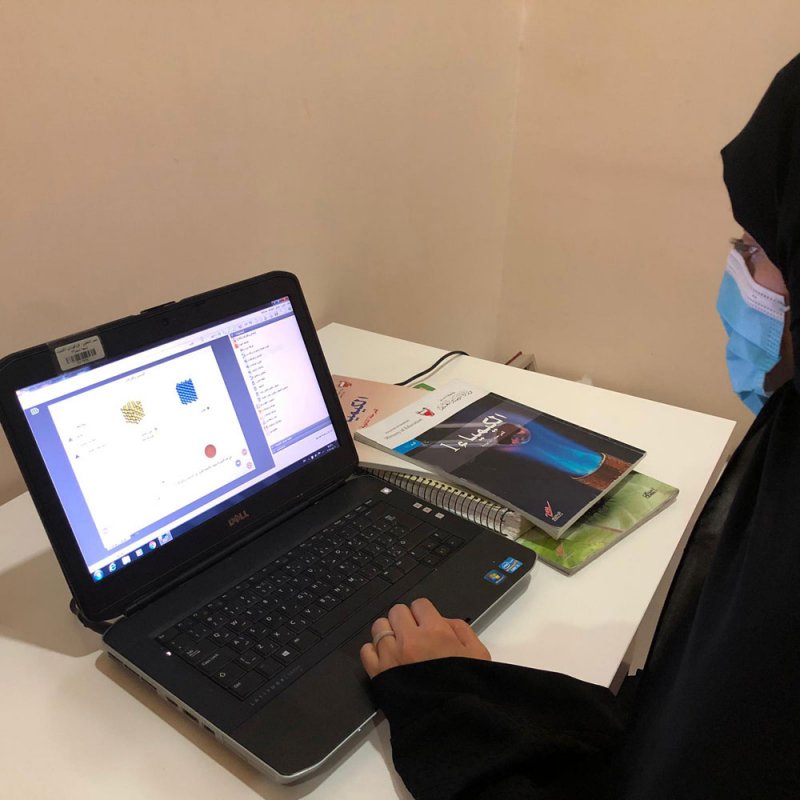 معلمة كيمياء تُطلق كراسة رقمية لتعزيز التطبيق العملي الافتراضي
