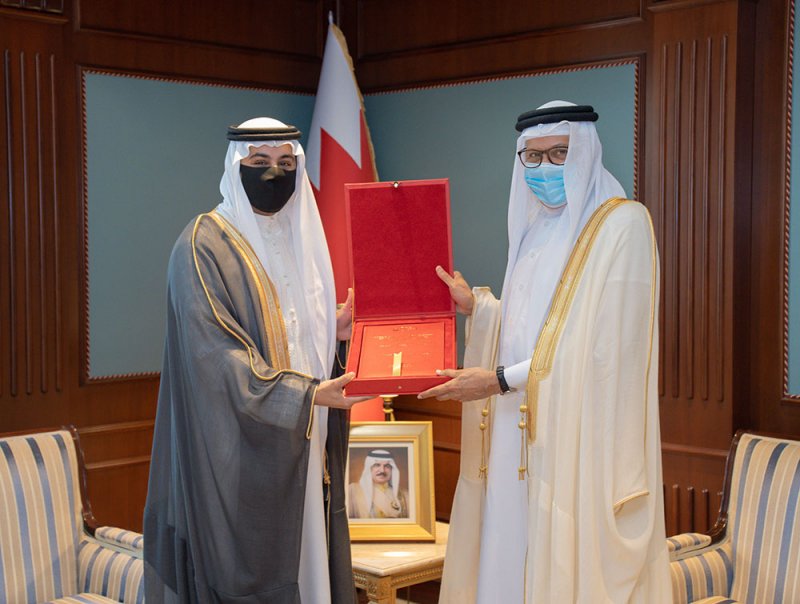 وزير الخارجية يستقبل الدكتور الشيخ محمد بن حمد ويتسلم نسخة من أطروحة الدكتوراه التي حصل عليها