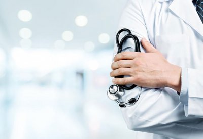 طبيب بمستشفى حكومي: لإلغاء خصم 10 أيام من راتبي
