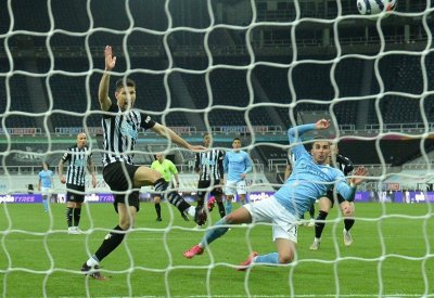 ثلاثية توريس تقود سيتي لرقم قياسي جديد