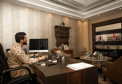 ناصر بن حمد يجري اتصالا مرئياً مع رجال الحرس الملكي بعد الوصول لقمة إفرست