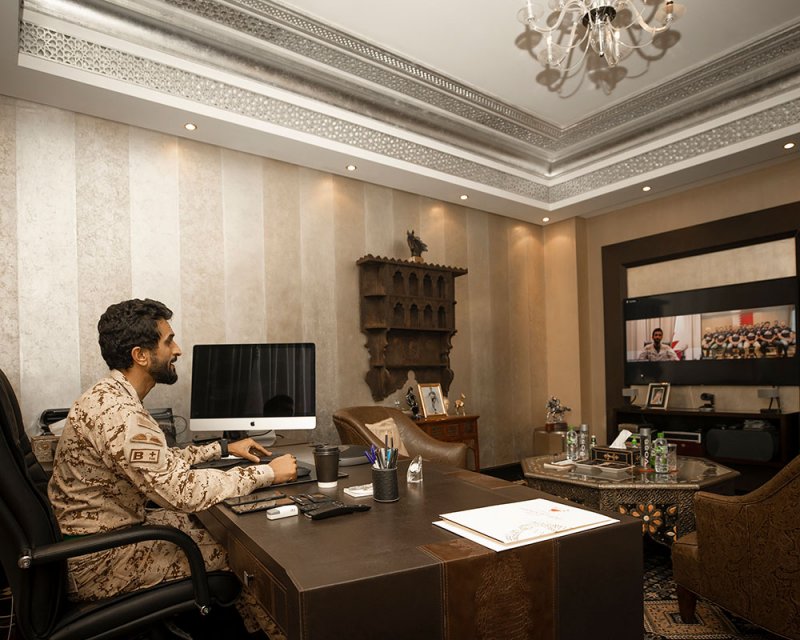 ناصر بن حمد يجري اتصالا مرئياً مع رجال الحرس الملكي بعد الوصول لقمة إفرست