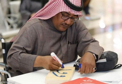 بالصور: رغم ما يعانيه منذ طفولته.. سعودي يعيد للخط العربي هيبته