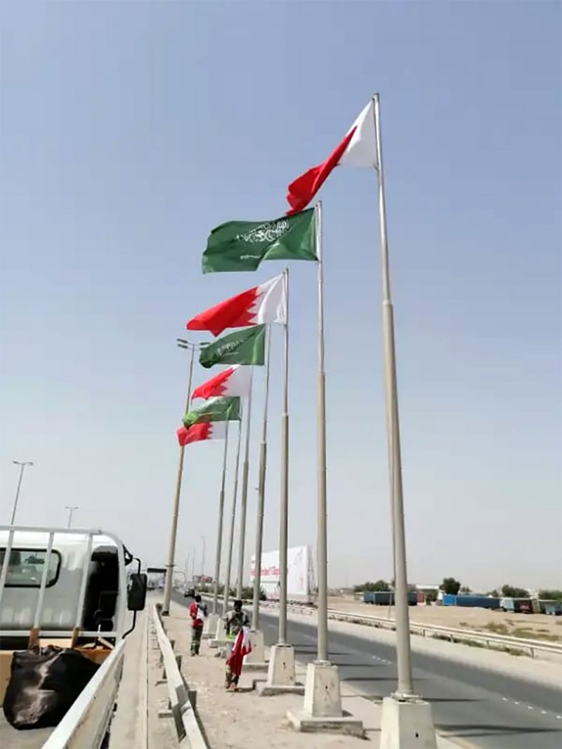 أبناء البحرين ينصبون الأعلام الوطنية في الشوارع