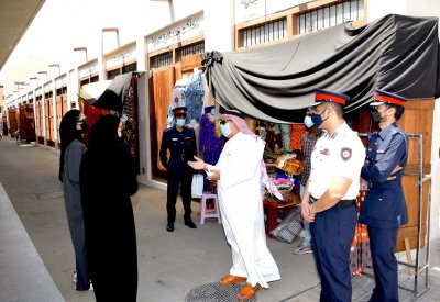بالصور: محافظ المحرق يزور السوق القديم ويشيد بجهود الشيخة مي