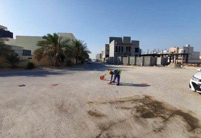 بدء أعمال رصف الطرق الترابية في العكر بمجمع 624