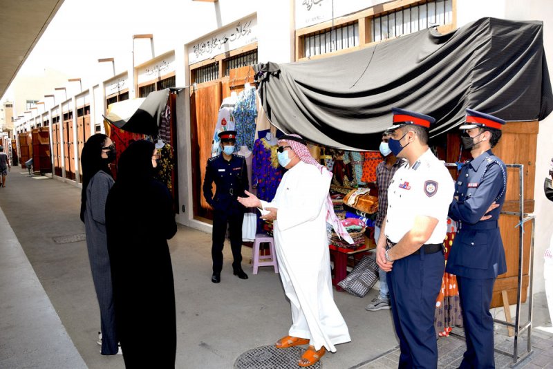 بالصور: محافظ المحرق يزور السوق القديم ويشيد بجهود الشيخة مي