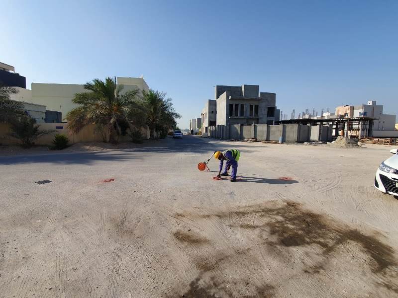 بدء أعمال رصف الطرق الترابية في العكر بمجمع 624
