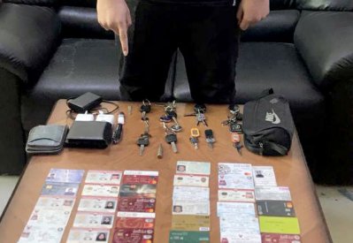 "شرطة الجنوبية": القبض على شخص قام بسرقة مبالغ مالية ومقتنيات شخصية من سيارات متوقفة