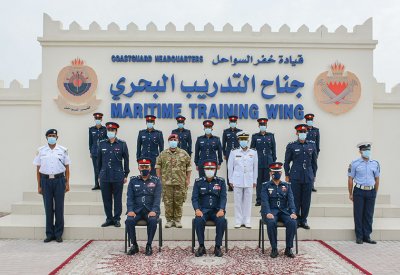 نائب قائد خفر السواحل يفتتح دورة "ضباط السطح الرابعة" بمشاركة 14 ضابطاً