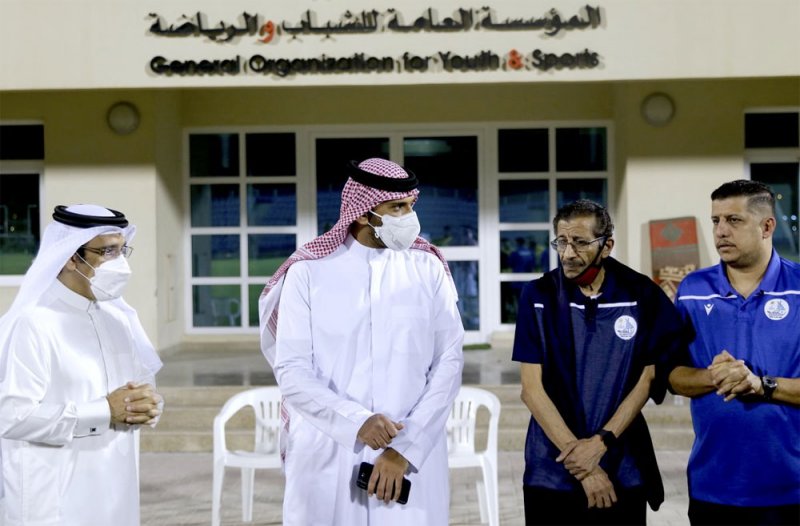 رئيس الاتحاد البحريني لكرة القدم يشهد تدريبات نادي الحد