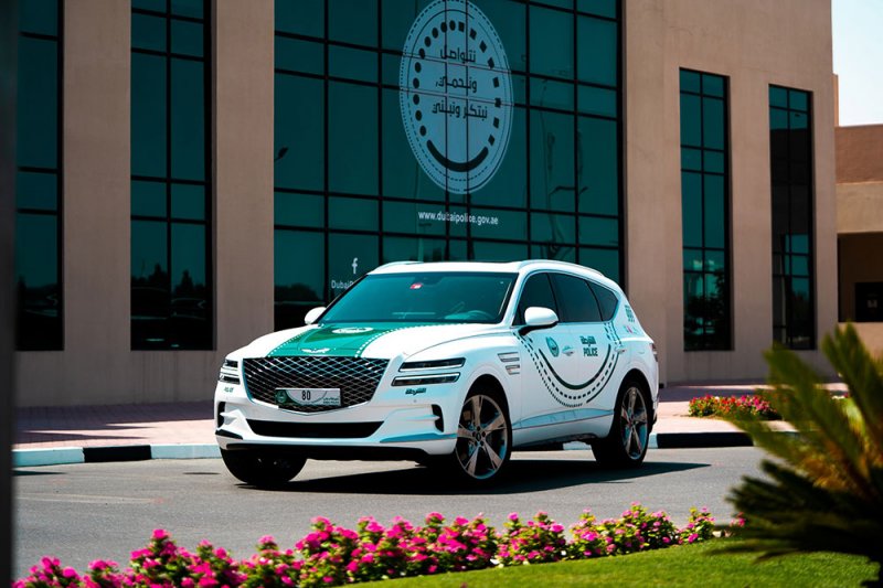 تعزيز أسطول شرطة دبي بسيارة "جينيسيس GV 80"