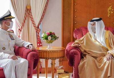 جلالة الملك يستقبل القائم بأعمال السفارة الأمريكية وقائد القوات البحرية بالقيادة المركزية الأمريكية قائد الأسطول الخامس الجديد
