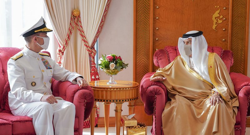 جلالة الملك يستقبل القائم بأعمال السفارة الأمريكية وقائد القوات البحرية بالقيادة المركزية الأمريكية قائد الأسطول الخامس الجديد