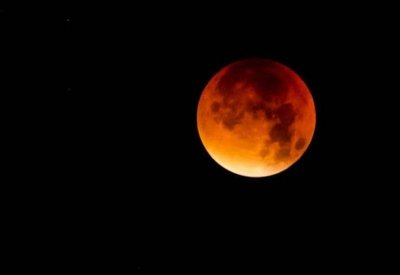 العالم على موعد مع ظاهرة نادرة.. "القمر الدامي العملاق"