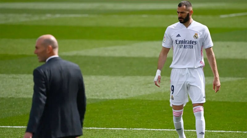 بنزيمة واثق من استمرار زيدان مع ريال مدريد
