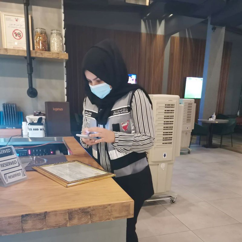 الصحة: إغلاق مطعم ومخالفة 13 آخرين وإغلاق صالونين رجاليين احترازياً وآخر نسائي
