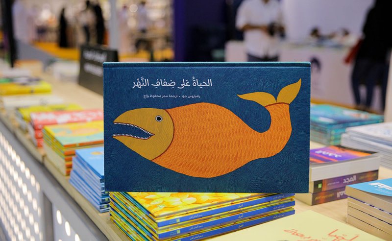 "الحياة على ضفاف النهر".. لوحات من الهند ترسم الطبيعة بخطوط متعرّجة وألوان حيويّة