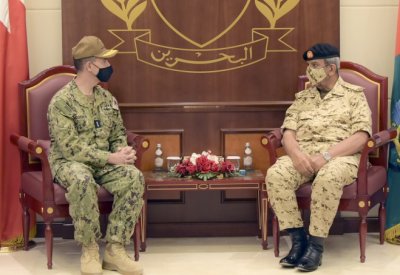 القائد العام لقوة الدفاع يستقبل قائد الأسطول الخامس الجديد