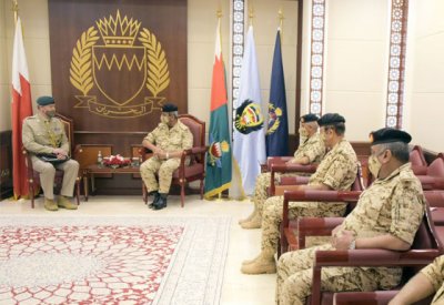القائد العام لقوة الدفاع يستقبل الملحق العسكري البريطاني بمناسبة تعيينه