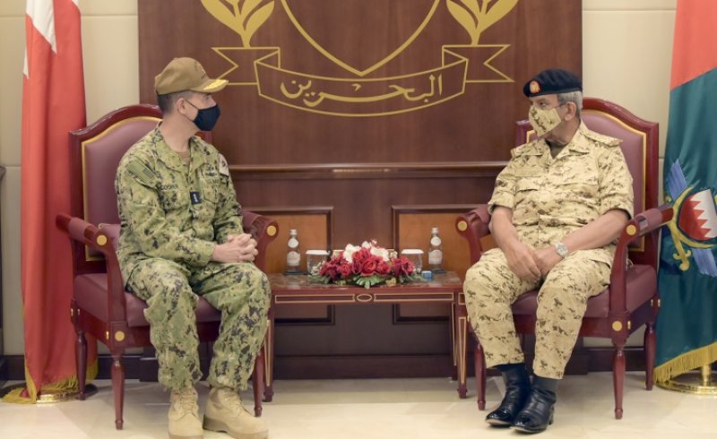 القائد العام لقوة الدفاع يستقبل قائد الأسطول الخامس الجديد