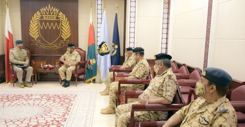 القائد العام لقوة الدفاع يستقبل الملحق العسكري البريطاني بمناسبة تعيينه