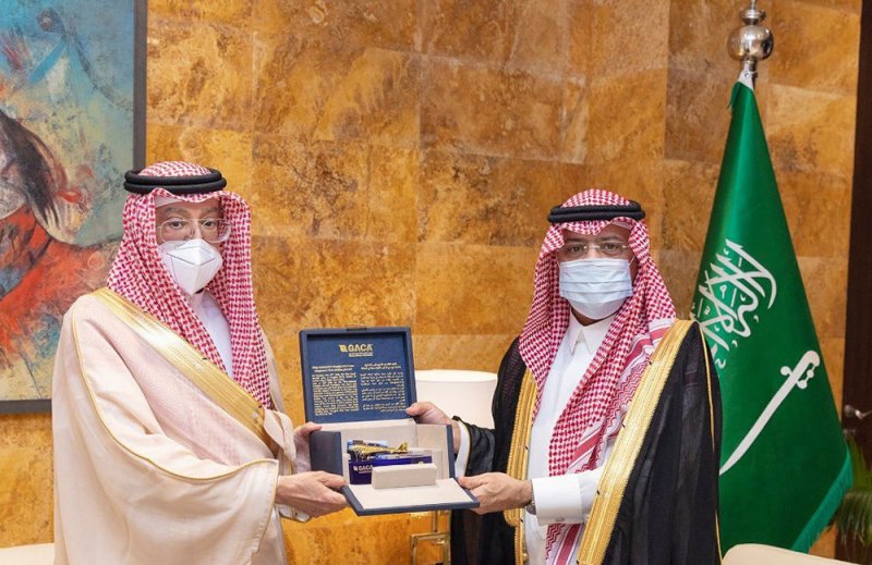 رئيس هيئة لطيران المدني السعودي يستقبل سفير البحرين في الرياض