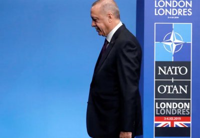 بعد كومة خلافات تركته معزولاً.. أردوغان ينشُد "صفحة جديدة" مع أميركا