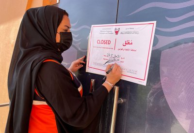 بالصور: صالون نسائي يستقبل الزبائن رغم قرار المنع.. والتجارة تغلقه