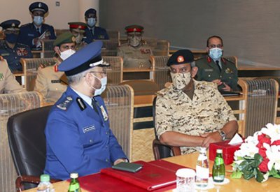 القائد العام يستقبل رئيس هيئة الأركان العامة للقوات المسلحة السعودية