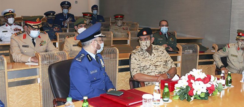 القائد العام يستقبل رئيس هيئة الأركان العامة للقوات المسلحة السعودية