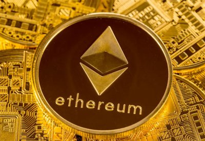 إيثريوم تصعد 5%.. وبيتكوين دون 37 ألف دولار