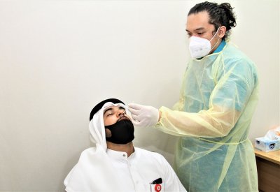 "سوق العمل" تباشر إجراء الفحص السريع لاختبار فيروس كورونا لموظفيها