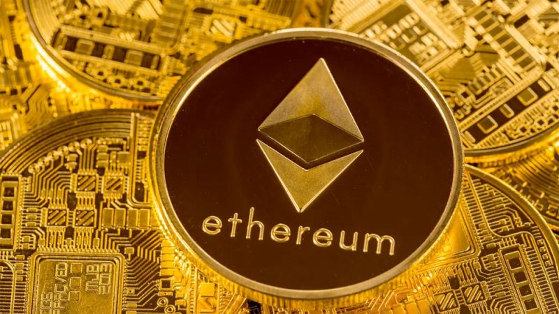 إيثريوم تصعد 5%.. وبيتكوين دون 37 ألف دولار