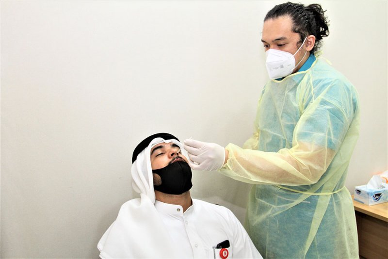 "سوق العمل" تباشر إجراء الفحص السريع لاختبار فيروس كورونا لموظفيها