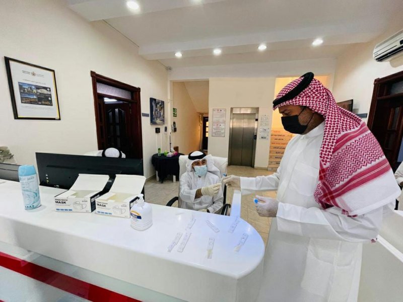محافظ الشمالية يتفقد سير عمل الإجراءات الصحية للموظفين عند دخولهم مبنى المحافظة