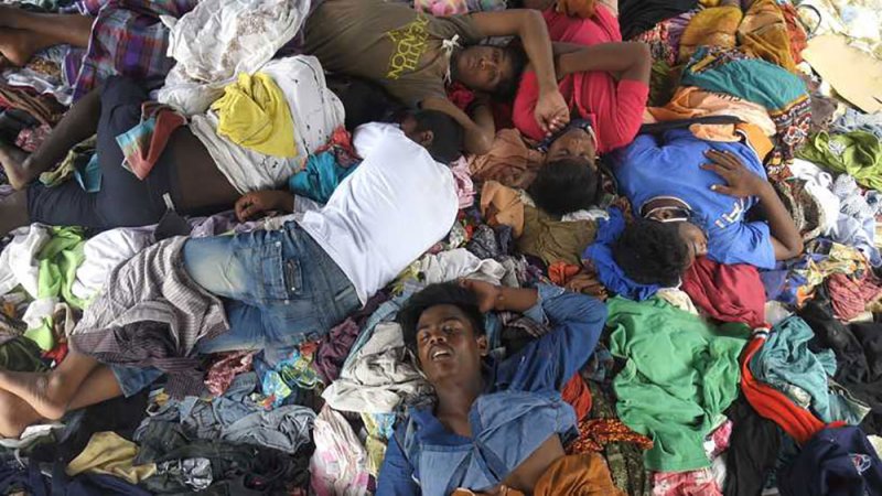 آلاف من الروهينغا يحتجون على ظروف عيشهم في جزيرة ببنغلادش