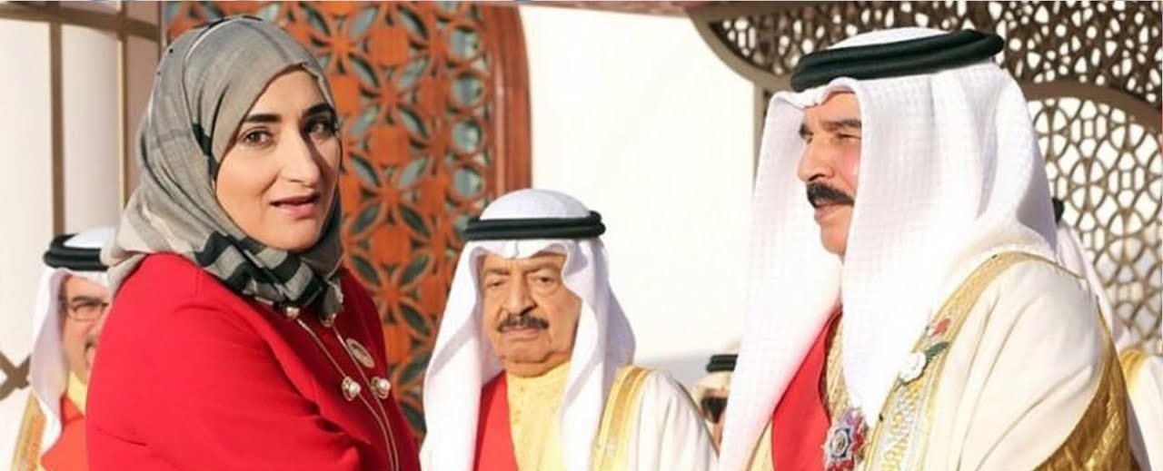 جلالة الملك مقلدًا الدكتورة جميلة السلمان وسام الكفاءة
