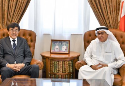 مستشار جلالة الملك لشؤون الإعلام يستقبل السفير الياباني الجديد ويشيد بعمق العلاقات البحرينية اليابانية