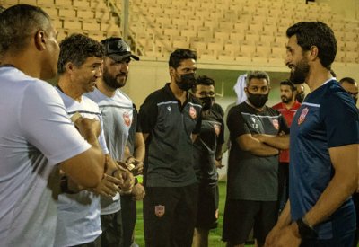 ناصر بن حمد برفقة خالد بن حمد يزوران تدريبات المنتخب البحريني