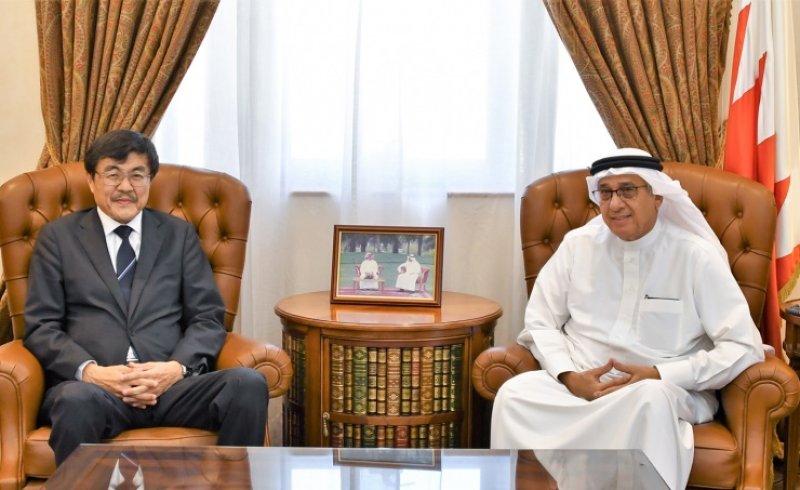 مستشار جلالة الملك لشؤون الإعلام يستقبل السفير الياباني الجديد ويشيد بعمق العلاقات البحرينية اليابانية
