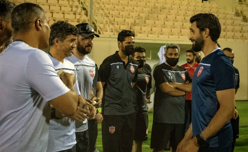 ناصر بن حمد برفقة خالد بن حمد يزوران تدريبات المنتخب البحريني