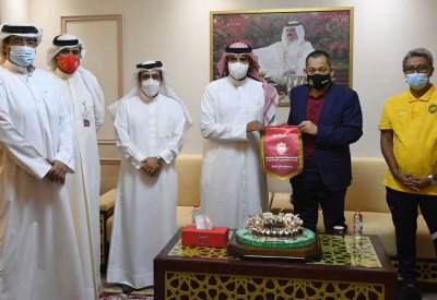 رئيس الاتحاد البحريني لكرة القدم يستقبل نظيره الماليزي