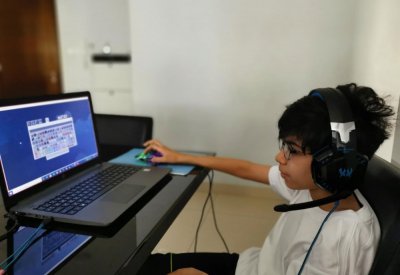 طالب ابتدائي يتألق بتقديم ورشة افتراضية في التصميم الرقمي