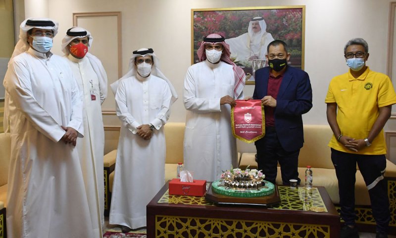 رئيس الاتحاد البحريني لكرة القدم يستقبل نظيره الماليزي