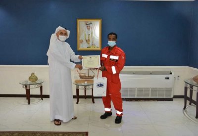 العصفور يكرم  المواطن "محمد سالم جمعة" على موقفه البطولي