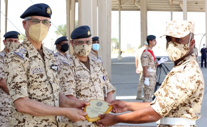 قوة دفاع البحرين تقيم حفل تخريج دورة المستجدين العسكريين في سلاح الجو الملكي البحريني